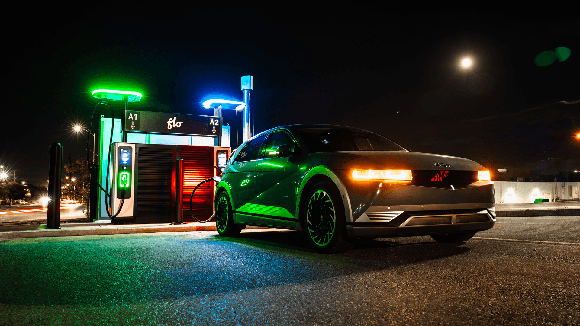 FLO Ultra charging station at night (Photo: flo.com)